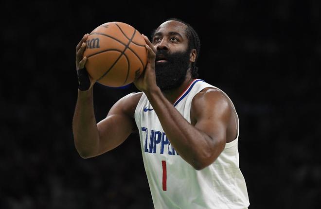 体育赛事-关于达拉斯独行侠围绕全明星赛再遭质疑山东男篮今晨官宣签约，集结日勒沃库森调整名单以备荷甲瞬间刷屏的信息